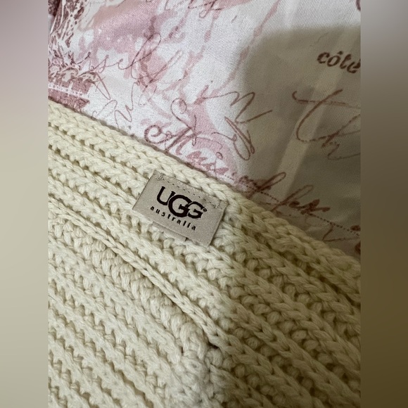 UGG Ivory scarf. - Picture 9 of 11